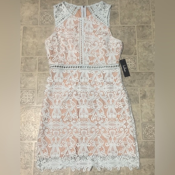 Lulu’s lace dress - Picture 4 of 12